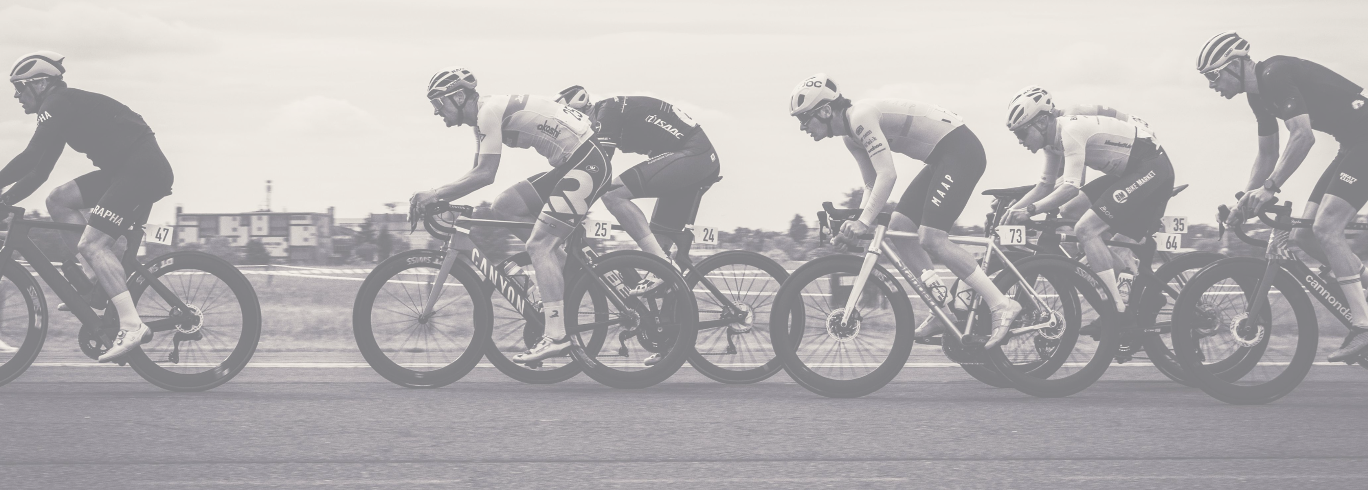 Radsportler auf der Strecke – Newsletter Trinkflaschenexpress für Angebote und neue Produkte