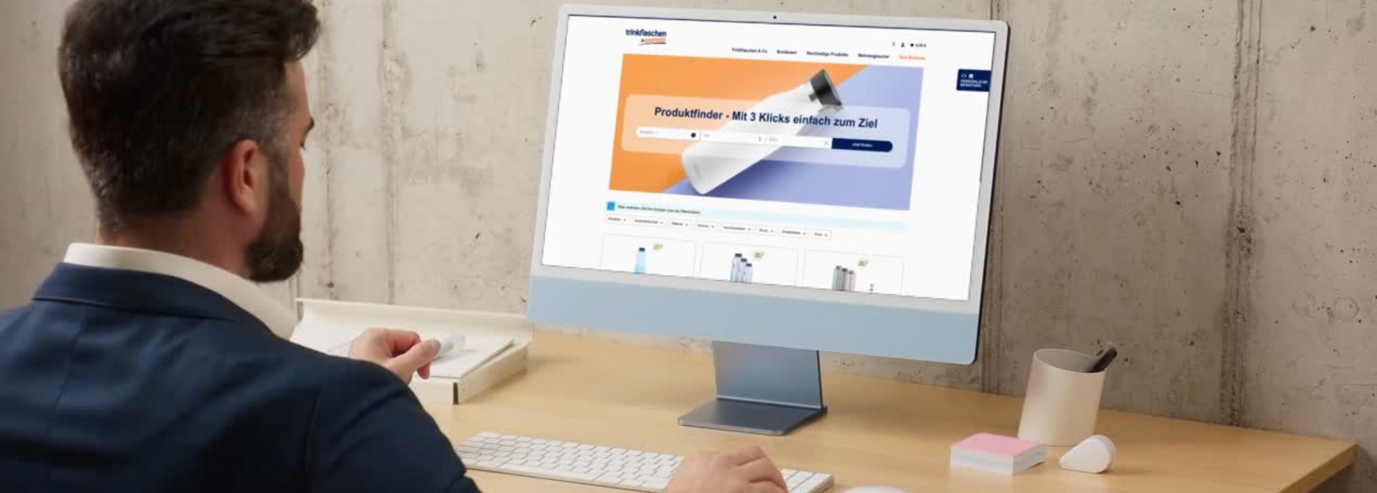 Mann am Computer nutzt den Produktfinder von Trinkflaschenexpress – in 3 Klicks zur passenden Fahrradflasche