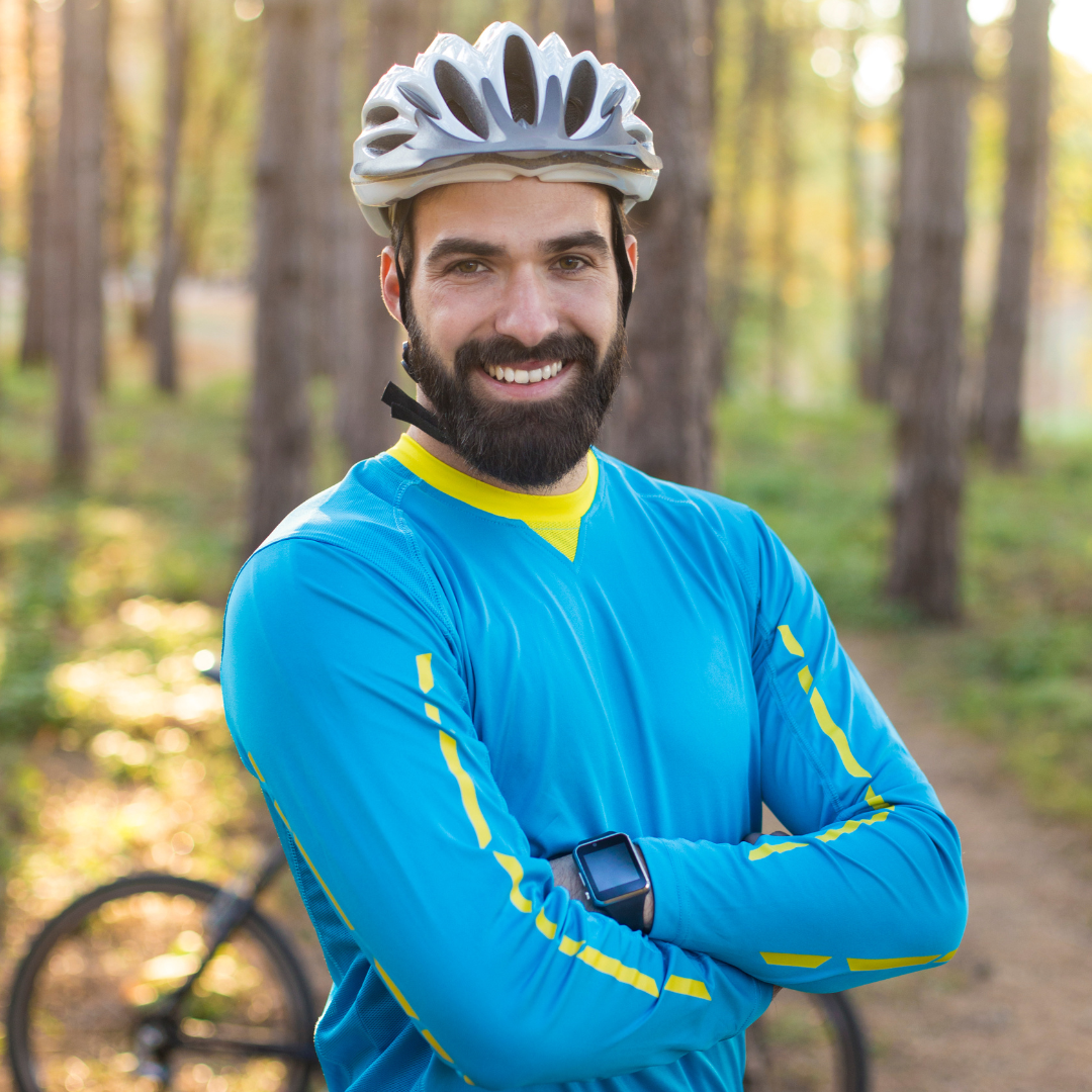 Mountainbiker mit Helm und Smartwatch – Trinkflaschen für Gesundheitskampagnen