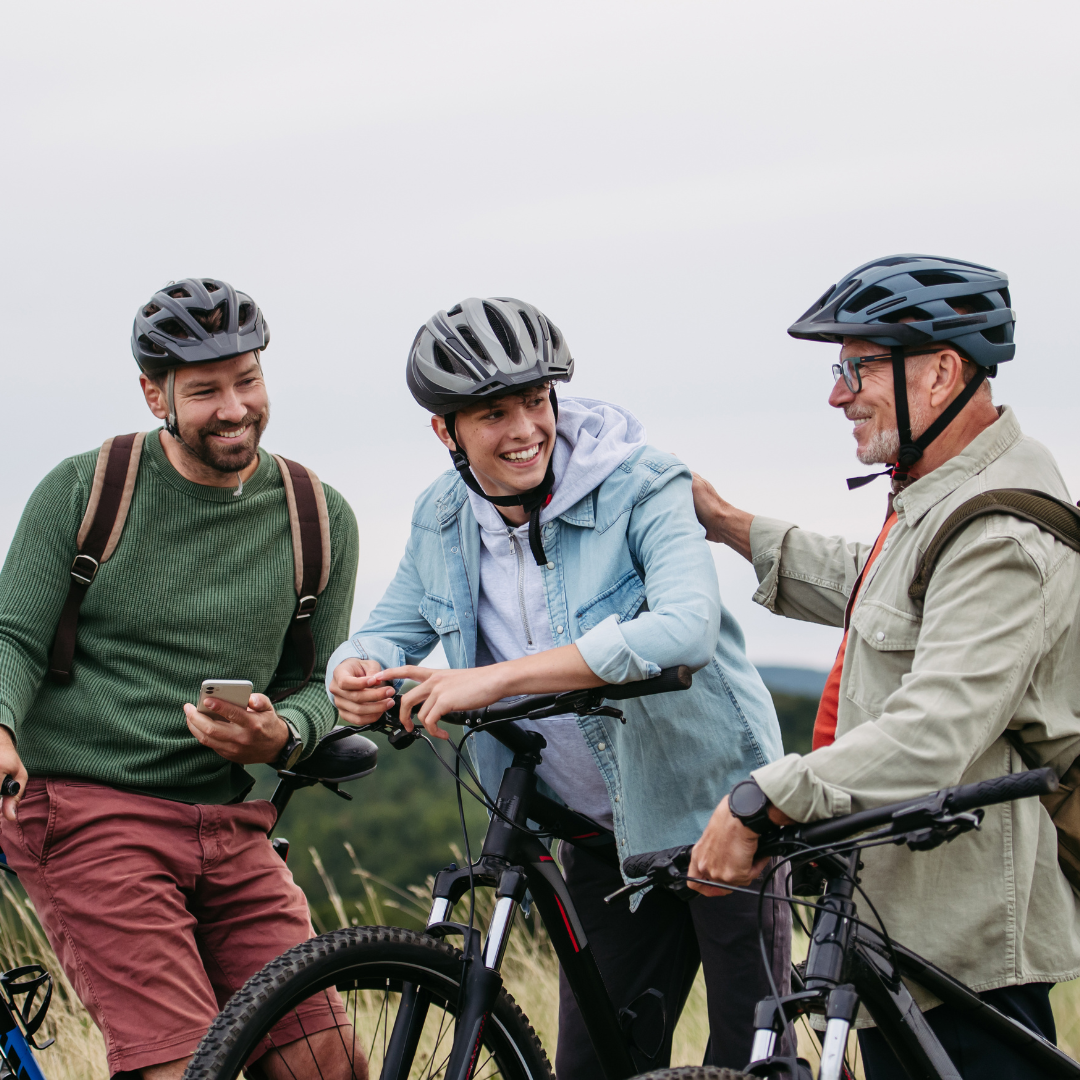 Zwei Radfahrer auf einer Radtour – bedruckte Fahrradflaschen für Tourismusregionen